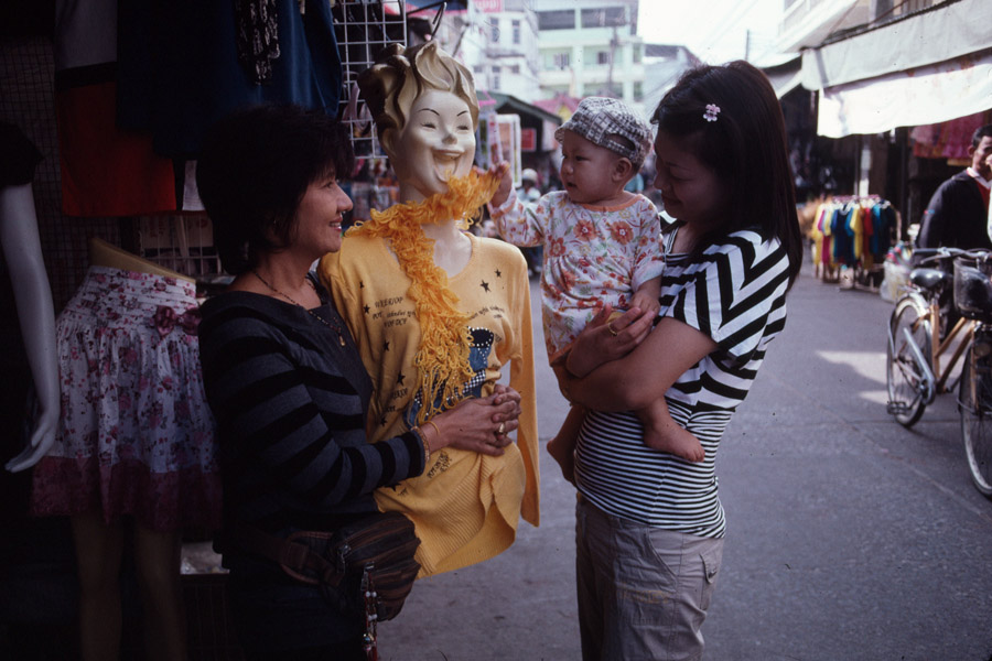 2010: The main market has several clothing, books, and other dry goods shops mixed in among wet produce.