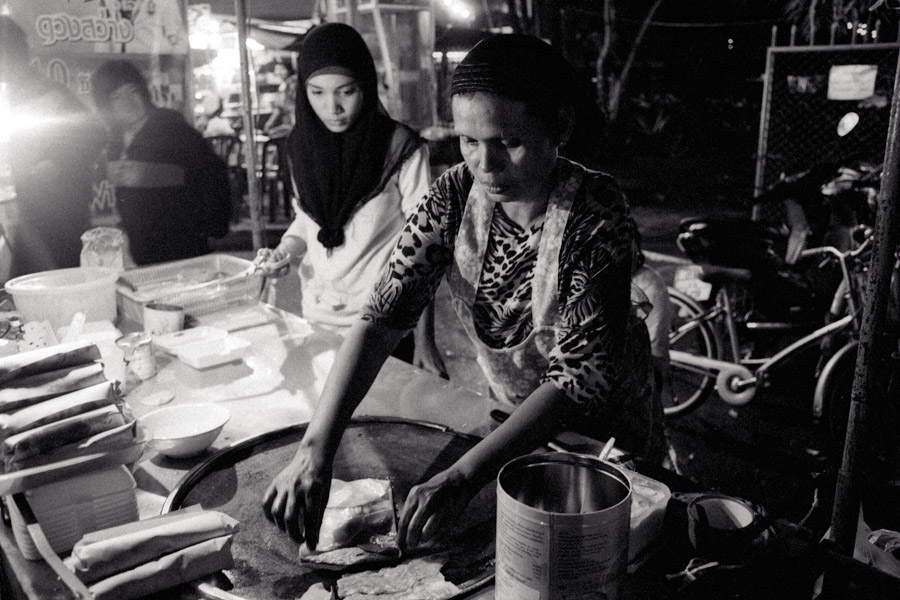 2010: Muslim sweet roti vendor trains her daughter. Usually sold at breakfast time in teashops, or by street cart vendors after dark.