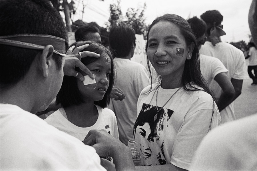 2012: Revered democracy leader Aung San Suu Kyi visits various Burmese communities around Mae Sot, 2 months after being elected to parliament, and 18 months after she was released from house arrest. Hundreds of people waited along the highway to get a glimpse of her exiting the airport.