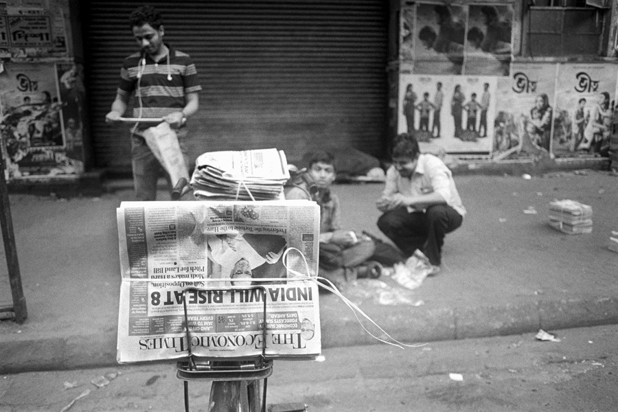 Kolkata, 2015: India is full of contrasts. On the one hand, one of my friends there mocked me relentlessly for having a single bar phone to his two smartphones, bought all his shoes online, and booked me a ride to the airport with Ola, the pre-Uber app. On the other hand, there are people reading newspapers that are delivered by bicycle. Any wonder that tourists find the country endlessly fascinating?