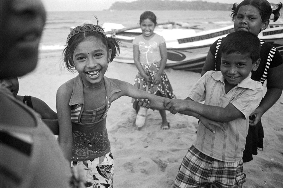 Trincomalee, Sri Lanka 2014: beach kids.